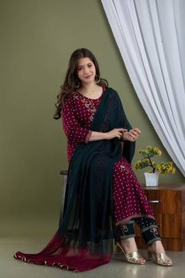 Women's Embroidered Straight kurti pant with chiffon dupatta sets 3
