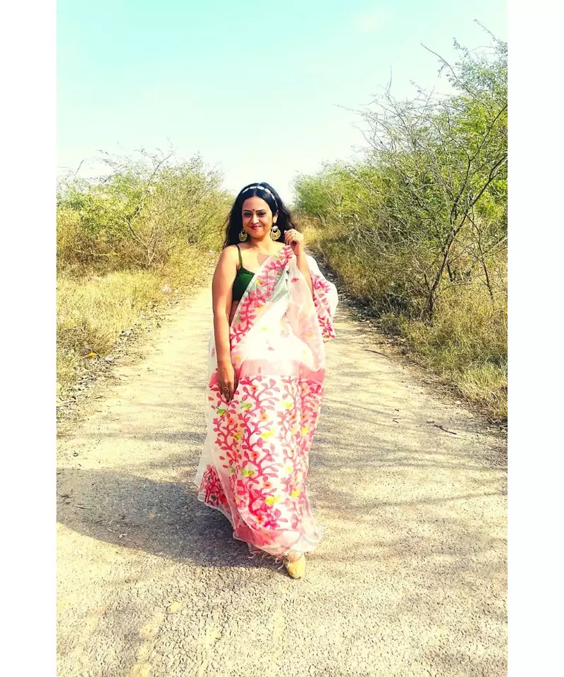 Jamdani on resham silk with delicate jamdani floral motifs