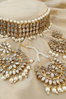 White Kundan Light Weight Choker Necklace Set with Earrings & Maangtika