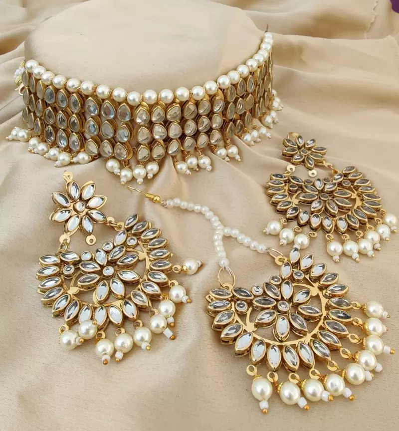 White Kundan Light Weight Choker Necklace Set with Earrings & Maangtika