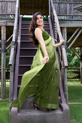 Green printed blended cotton saree with blouse 2