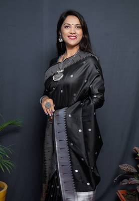 Black woven paithani silk saree with blouse 3