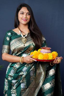 Green woven banarasi silk saree with blouse 4