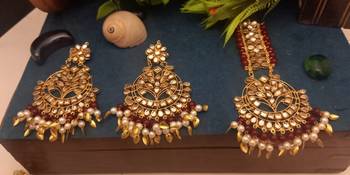 Maroon maang-tikka with Earrings in Very Light Weight Kundan for Wedding 1