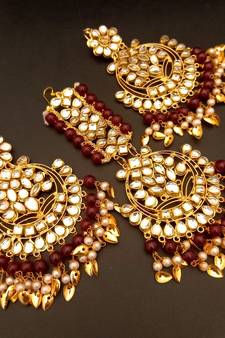 Maroon maang-tikka