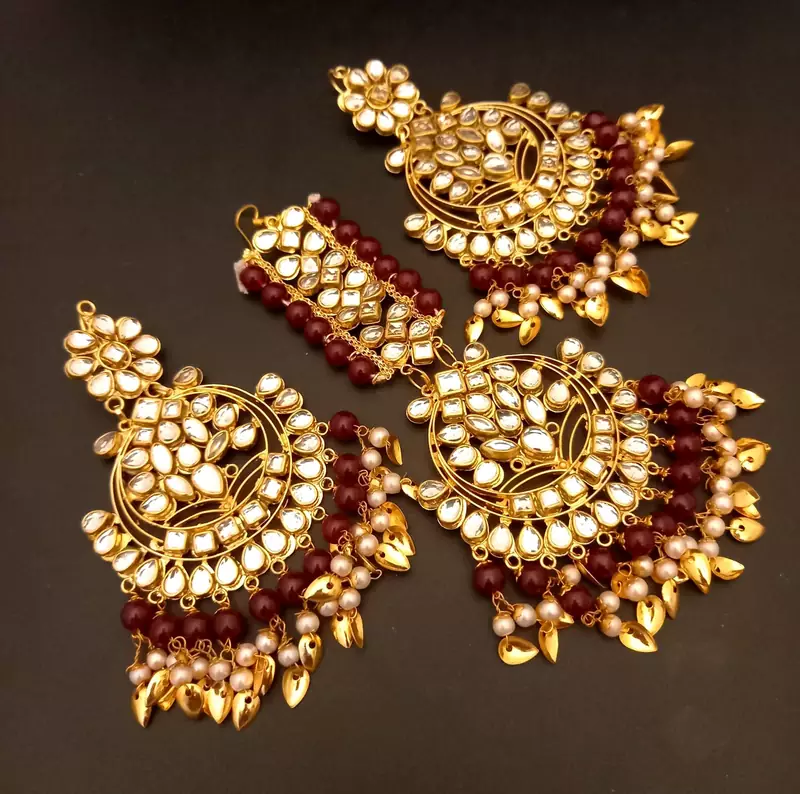 Maroon maang-tikka