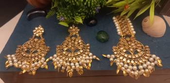 White maang-tikka with Earrings in Very Light Weight Kundan for Wedding 1
