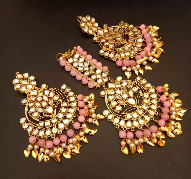 Pink maang-tikka