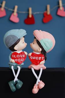 eCraftIndia Colorful Girl & Boy Kissing Figurine