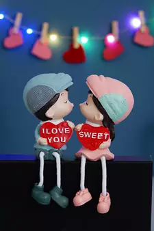 eCraftIndia Colorful Girl & Boy Kissing Figurine