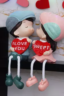 eCraftIndia Colorful Girl & Boy Kissing Figurine