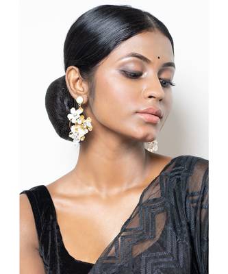 Offwhite Hanging Flower Earrings 1