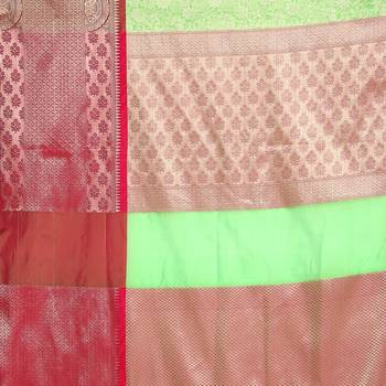 Green woven kanchipuram silk saree with blouse 4