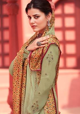 Beige digital print crepe salwar 3