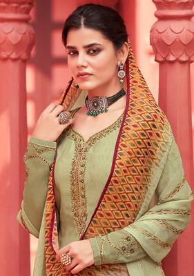 Beige digital print crepe salwar 4