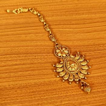 Gold maang-tikka 1