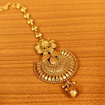 Gold maang-tikka 2