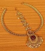 Red pearl maang-tikka