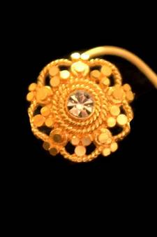Gold diamond nose-ring