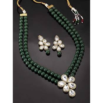 Traditional Kundan & Pearl Studded Necklace Jewellery Set For Women  5