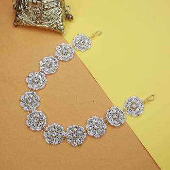 Traditional Floral Kundan Pearl Studded Rajasthani Sheeshphool/ Mathapatti for Women  2