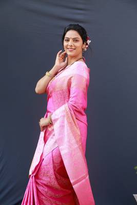 Pink woven kanchipuram silk saree with blouse 3
