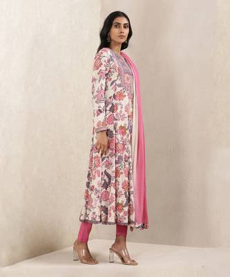 Off White Floral Print Silk Kurta Set by RITU KUMAR 4
