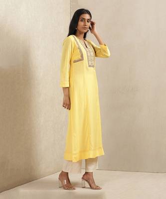 Yellow Embroidered Kurta by RITU KUMAR 4