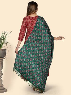 Vbuyz Women'S Silk Green Patola Print Dupatta 2