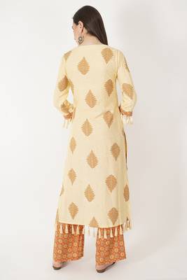 Embroidered Chanderi Kurti Set With Tassel Details 5