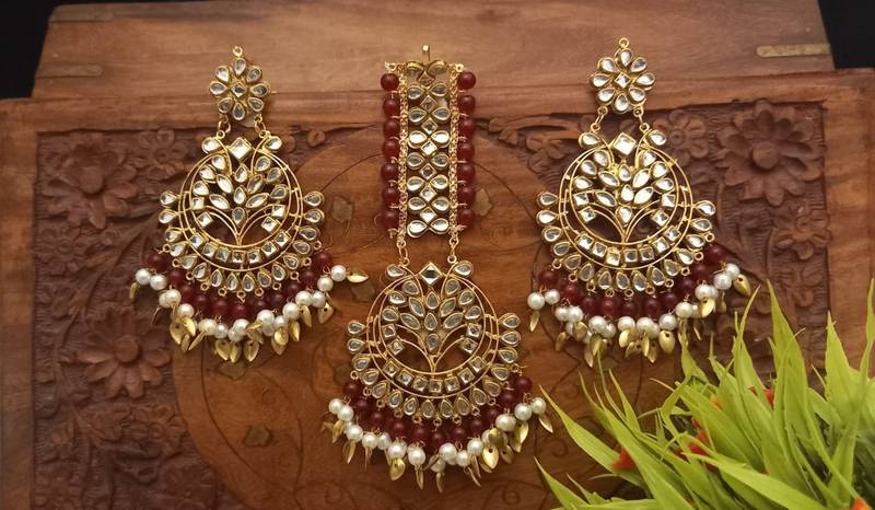 Maroon maang-tikka with Earrings in Very Light Weight Kundan for Wedding