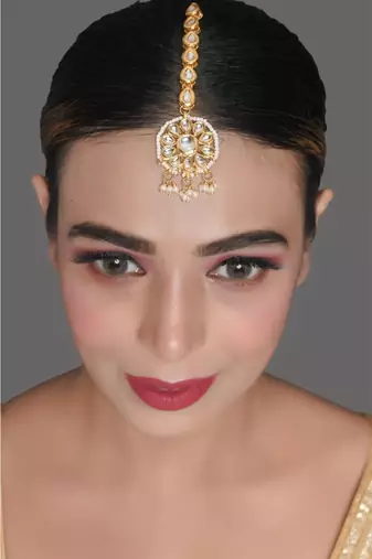 Gold Tone Kundan Maang Tikka With Pearls