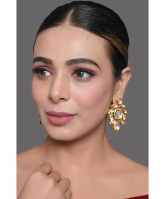 Handcrafted Kundan Embellished Kundan Earrings 1