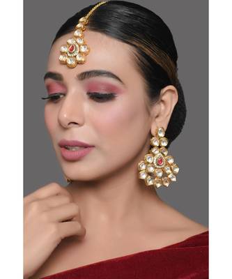 Handcrafted Kundan Studded Gold Toned Earring And Mang Tika Set 1