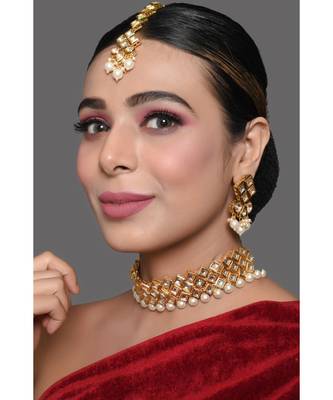 Pearl Beaded Kundan Choker With Matching Earrings & Mang Tika 1