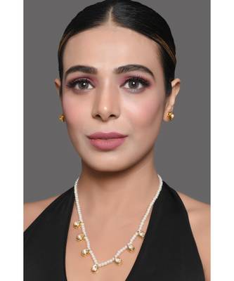 Pearl Beaded Kundan Embellished Necklace With Earrings 4