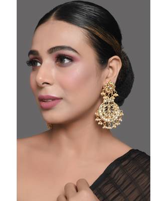 Gold Toned Kundan Crescent Shaped Earring 1