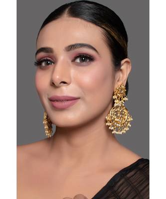 Gold Toned Kundan Crescent Shaped Earring 3