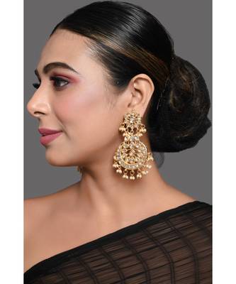 Gold Toned Kundan Crescent Shaped Earring 5