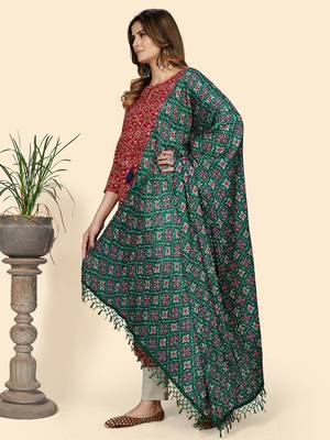 Vbuyz Women'S Silk Green Patola Print Dupatta 3