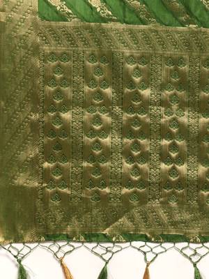 Green woven art silk saree with blouse 4