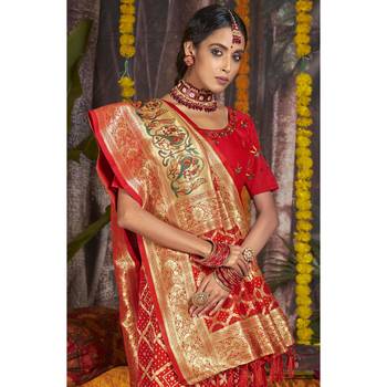 Red woven silk blend saree with blouse 2
