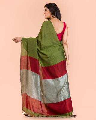Green hand woven cotton saree with blouse 3