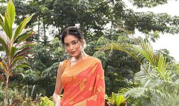 Red woven art silk saree with blouse 3