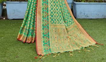 Green Woven Art Silk Saree With Blouse 4