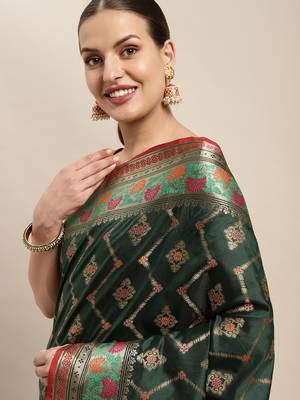 Green Woven Banarasi Silk Saree With Blouse 4