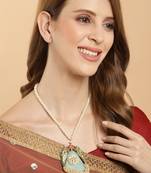 Blue pearl necklaces