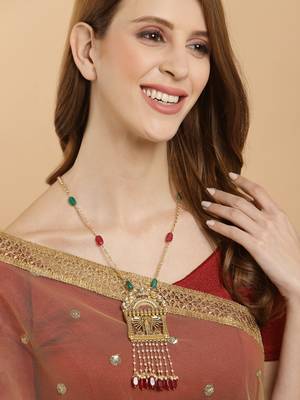 Red pearl necklaces 1