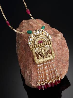 Red pearl necklaces 2