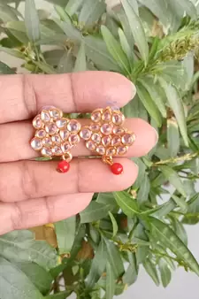 Red pearl neck lace